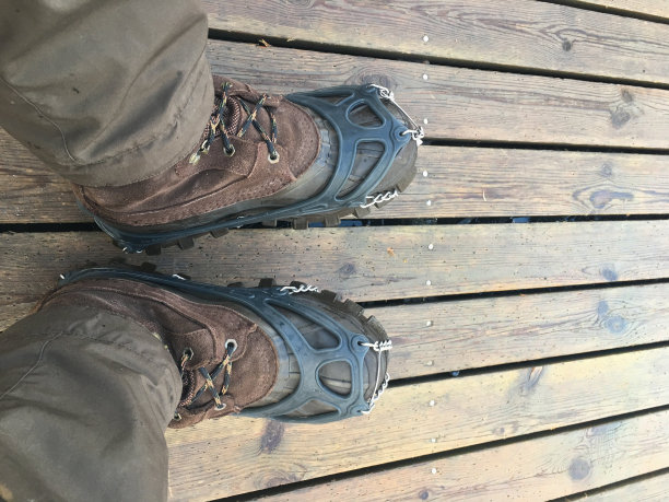 冬季靴子钉冰爪图片下载