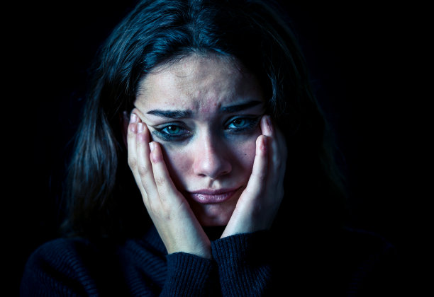 戏剧性的特写，年轻的恐惧，沮丧的女孩独自哭泣，感到绝望，遭受骚扰或家庭暴力。停止虐待和忽视儿童。社会运动概念。图片下载