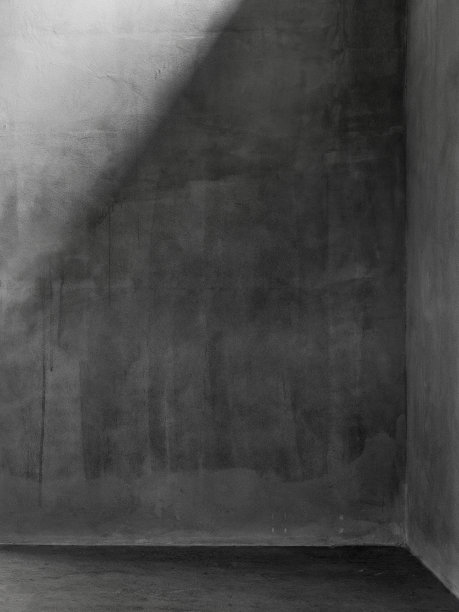 阳光洒在墙壁、水泥墙和地板上，空荡的房间图片下载