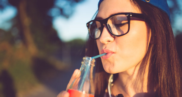 女孩喝果汁图片下载