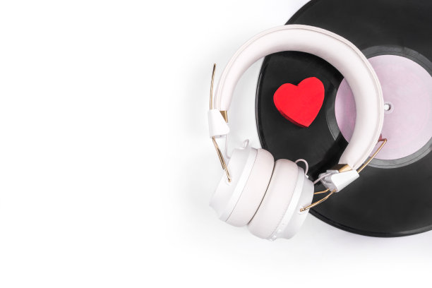 平躺着，戴着白色耳机图片下载