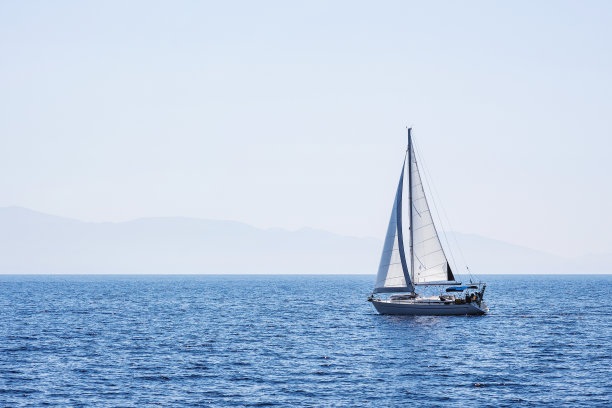 帆船在海上，游艇，帆船，旅行和积极的生活方式的概念图片下载