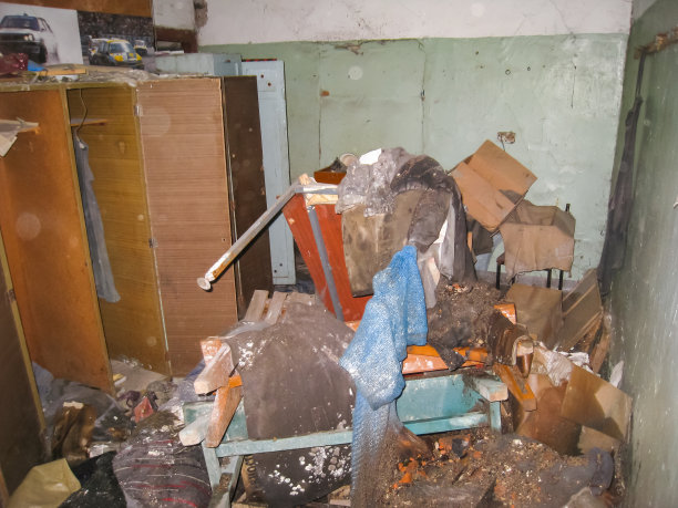 在哈莫夫尼基的军队和地下室宿舍。古色古香的建筑建于19世纪洪水之前。图片下载