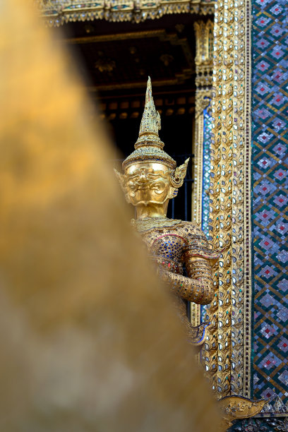 寺庙中的巨型雕像图片下载