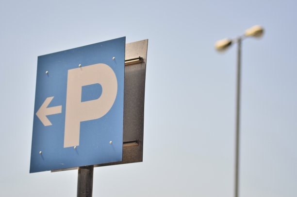 杆子上有蓝色停车交通标志。本空间图片下载