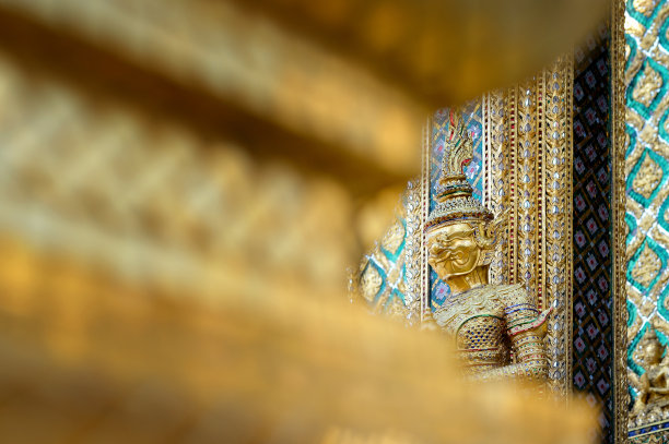 寺庙中的巨型雕像图片下载