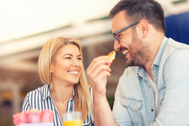 幸福的夫妇吃早餐图片下载