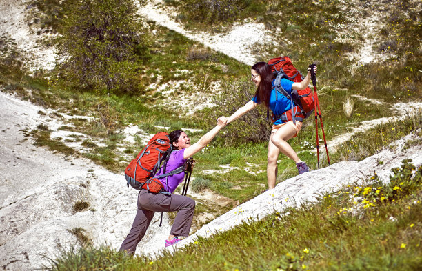 在夏天登山时，一只帮助之手。图片下载