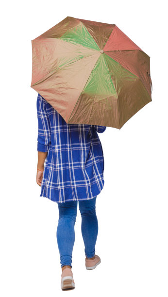 一个黑皮肤的女孩穿着衬衫走在伞下的背影。图片下载