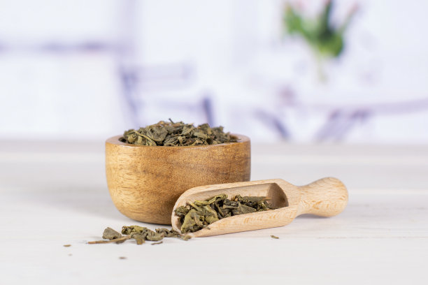 干绿茶和红色郁金香图片下载