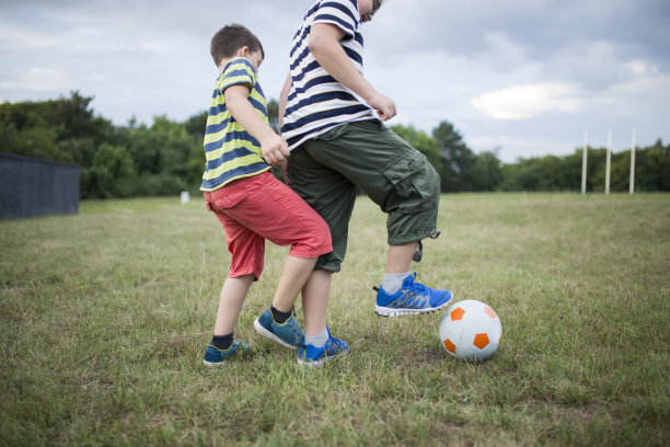 小男孩在踢足球图片下载