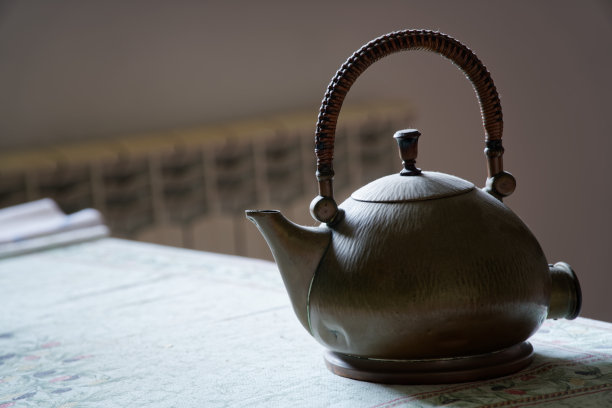 桌子上的古铜色茶壶，特写图片下载