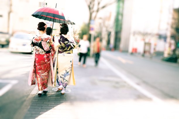 两名日本女性穿着Furisode(和服)图片下载