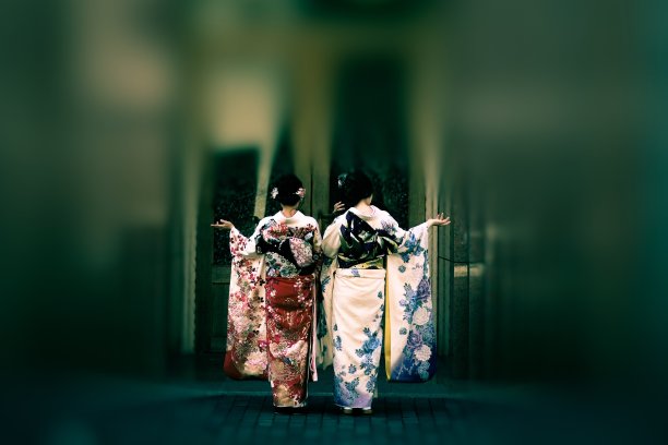 身穿振袖和服的两名日本女子图片下载