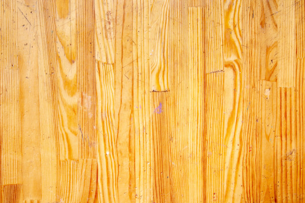 用松木板粘在一起并涂上清漆的肮脏的木桌。家庭装修的纹理。图片下载