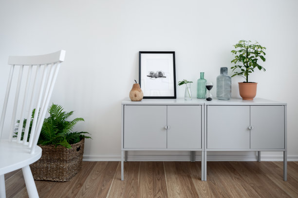 餐具柜和白色椅子图片下载