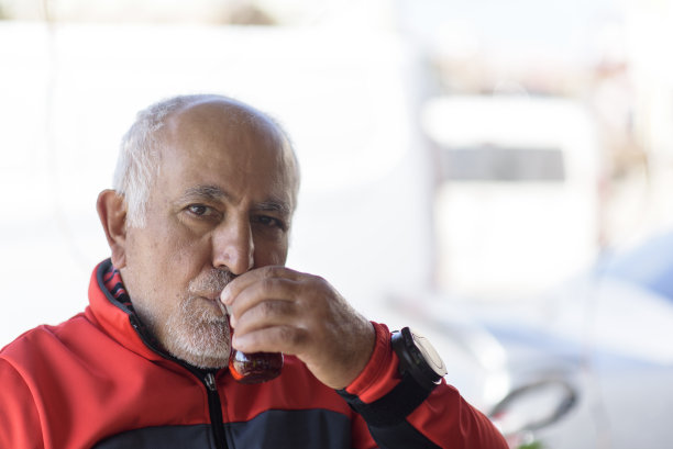 老人喝茶图片下载