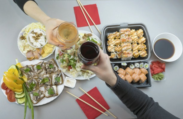 一顿浪漫的双人晚餐，日式卷，红酒和白葡萄酒图片下载