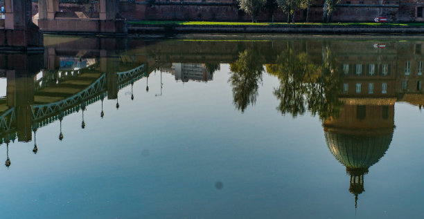 加隆河畔图卢兹的倒影图片下载