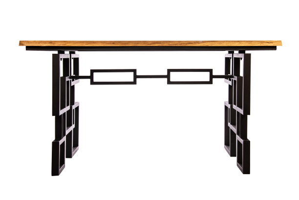 阁楼风格的桌子:橡木覆盖，金属底座在哑光黑色。孤立的白色与剪辑路径，正面视图。现代家具。图片下载