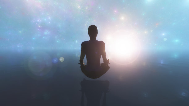 在蓝色和青色的日出的海洋上女子瑜伽冥想图片下载