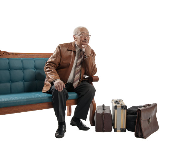 年长的亚洲人提着行李箱图片下载