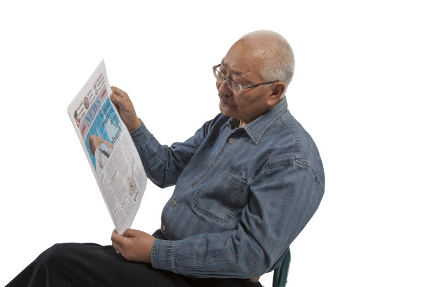 一位老人正在看报纸图片下载