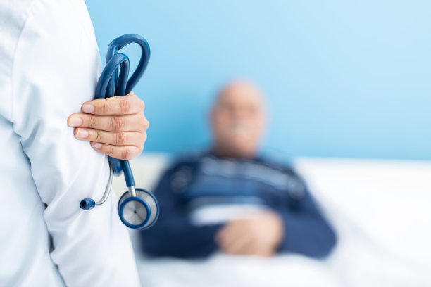 女医生要给老人做检查图片下载