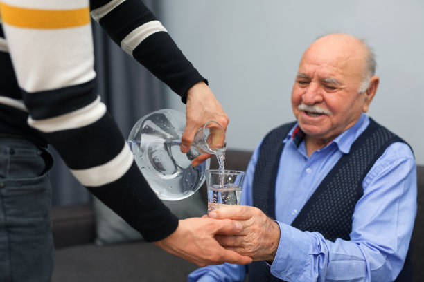 年轻人给老人水图片下载