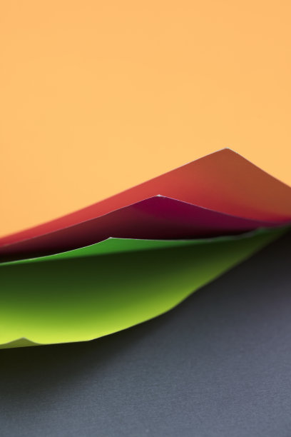 绿色，橙色和粉红色卷纸在灰色的背景。图片下载