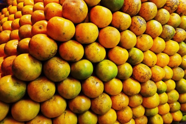 成堆的橙子水果-曼谷新鲜市场。图片下载