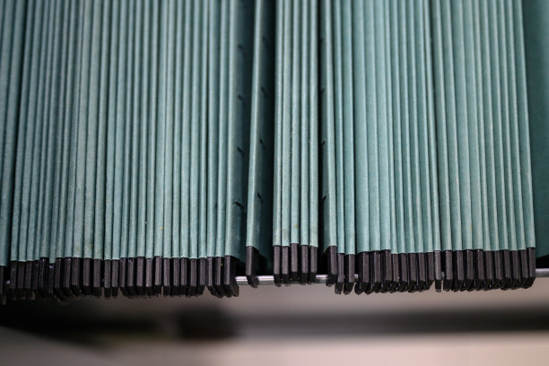 绿色文件文件堆放在文件柜里。图片下载