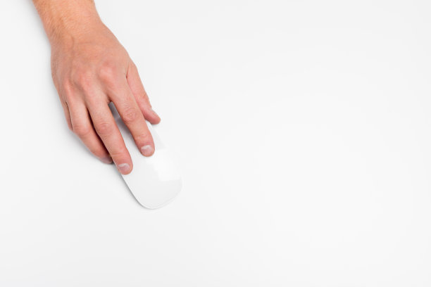 男人的手拿着鼠标在工作室的白色背景图片下载