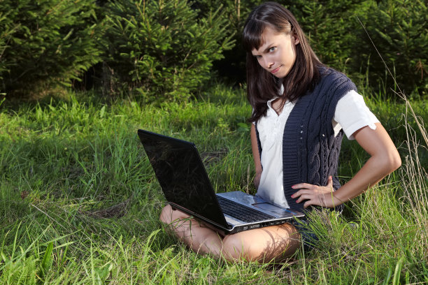 自然中的笔记本电脑图片下载