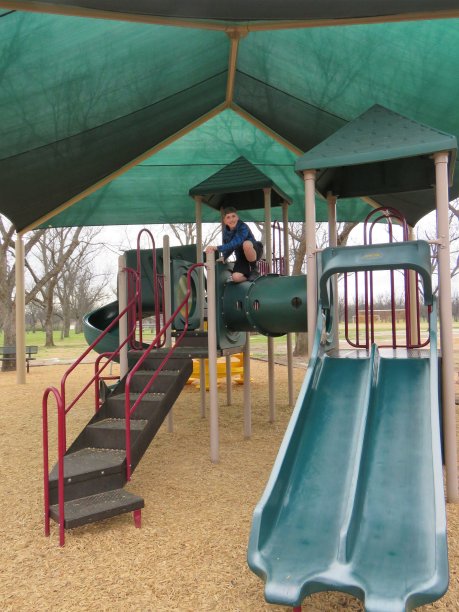 男孩在操场上玩耍图片下载