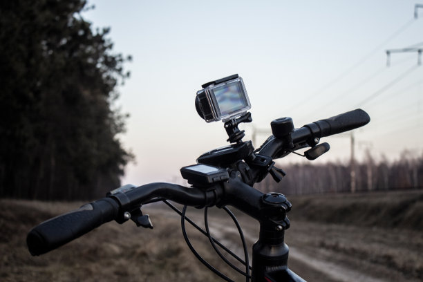 自行车上的动作摄像机。图片下载