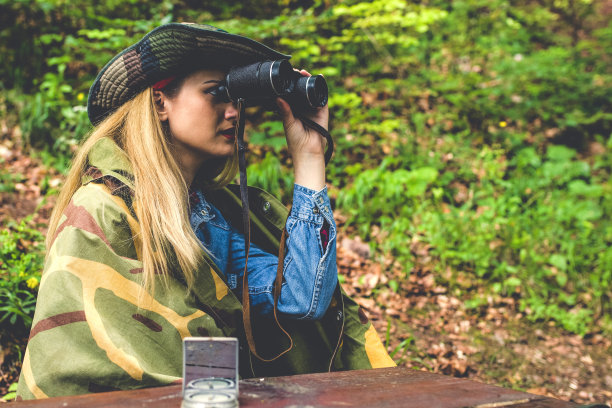 在森林里用双筒望远镜观看图片下载
