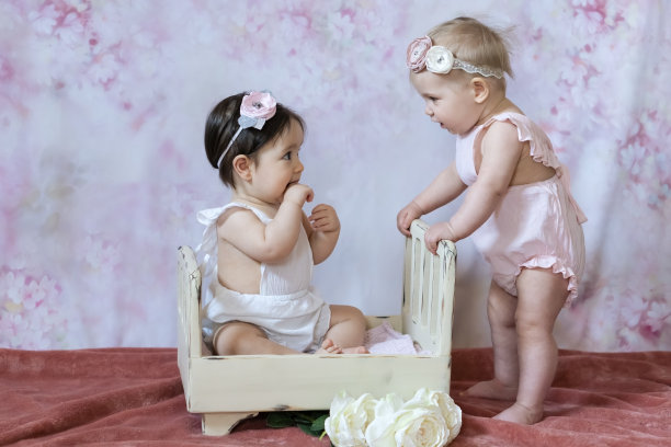 两个可爱的小女孩的肖像在室内复古风格图片下载