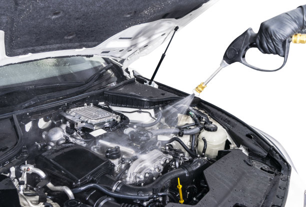 汽车详细。用高压水手动清洗发动机。用喷嘴冲洗汽车发动机。洗车工人清洗车辆。洗车用高压清洗机图片下载