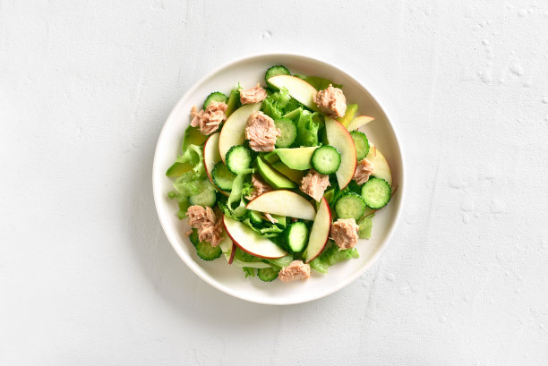 金枪鱼沙拉配黄瓜片，鳄梨，红苹果图片下载
