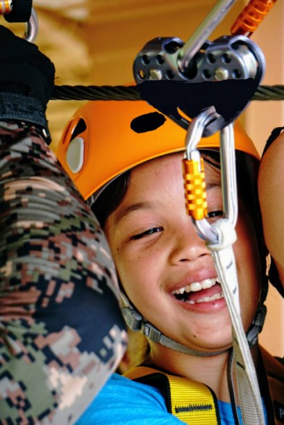 快乐的微笑-一个女孩享受她的暑假-面部表情-美丽的微笑图片下载