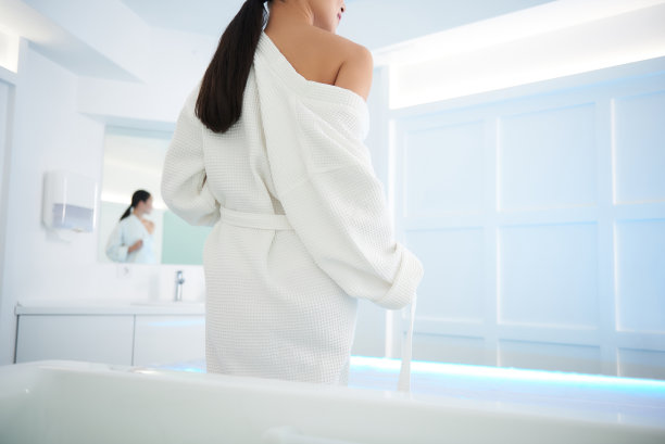 女士在洗澡前脱下浴袍图片下载