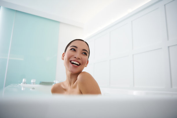 满意的亚洲女士正在沐浴中放松图片下载