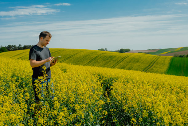 农民拿着平板电脑图片下载