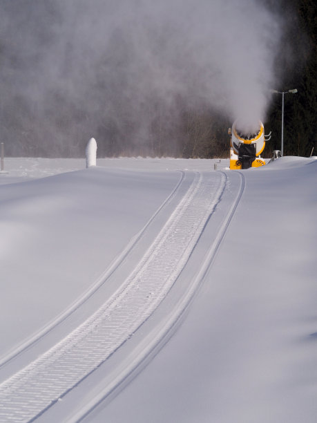 雪地摩托在原始的雪地上留下的痕迹通向雪炮图片下载