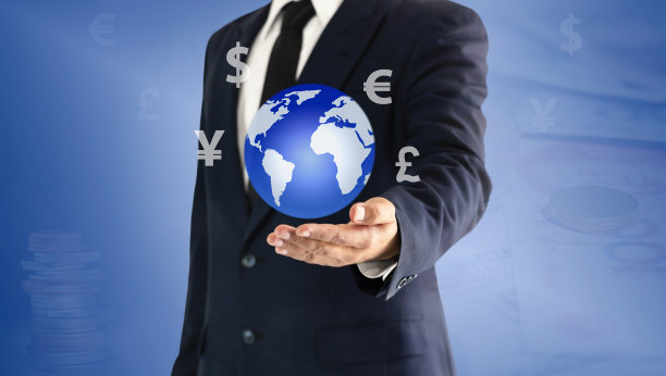 商人触摸世界和货币图标虚拟在手。主要货币兑换的概念可以在世界范围内使用。图片下载