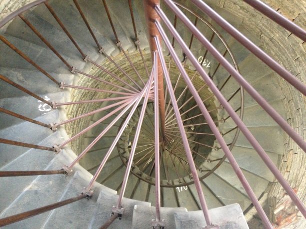 特写部分的螺旋楼梯与编号的步骤。从上到下看图片下载