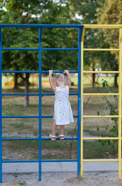 年轻女孩想在操场上爬台阶图片下载