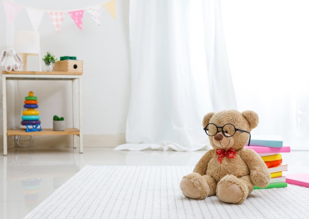 积极的极简主义和丰富多彩的儿童和青少年房间，教育理念为学校的孩子。儿童游戏室的装饰。图片下载