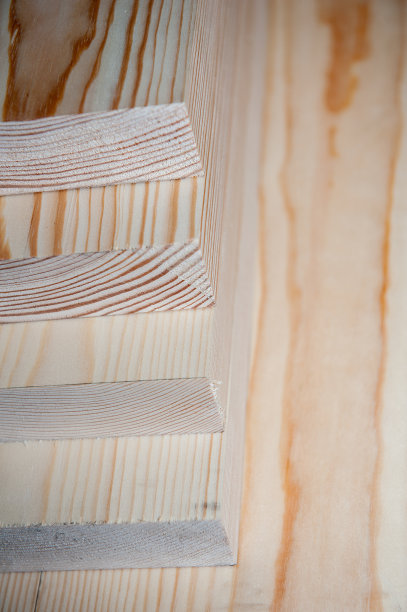 木头板。木材的库存。许多新板库存。刨好的木板堆叠在一起。图片下载